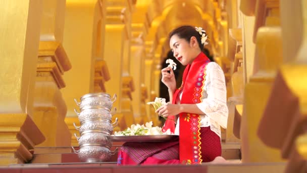 Myanmar Vrouwen Die Bloemen Bij Hand Hebben Zuidoost Aziatische Jonge — Stockvideo