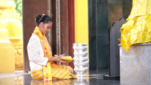 Las Mujeres Myanmar Presentan Sus Respetos Templo Sudeste Asiático Chicas — Vídeos de Stock