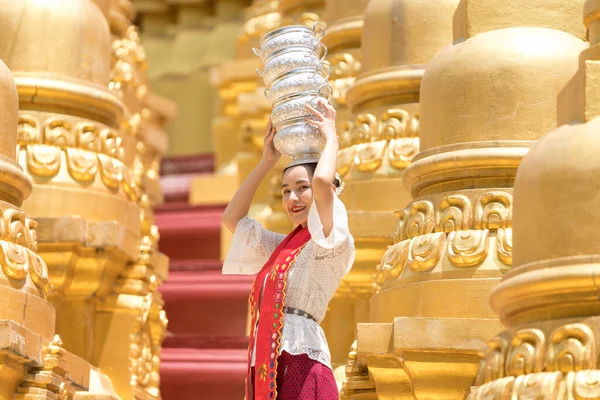 Wanita Muda Dengan Tradisional Burma Memegang Mangkuk Nasi Kepala Indah — Stok Foto