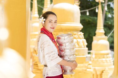 Myanmar 'daki güzel altın pagoda' da elinde geleneksel pirinç kasesi olan genç bir kadın..