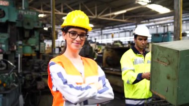 Mühendis endüstrideki otomatik makineyi kontrol ediyor ve kontrol ediyor. Bakım teknisyenleri ve mühendisler fabrikadaki makineleri kontrol ediyor..