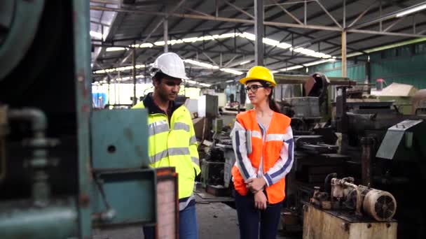 Insinyur Dan Teknisi Yang Memeriksa Pekerjaan Dalam Industri Operator Mesin — Stok Video