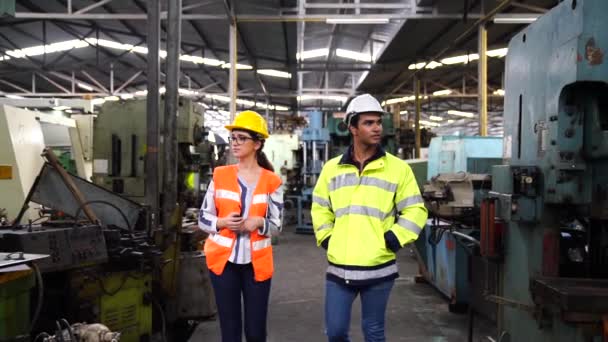 Mérnökök Technikusok Ellenőrzik Iparágban Végzett Munkát Gyárban Járás Közben Beszélő — Stock videók