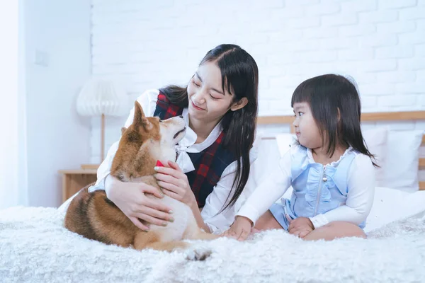 Junge Asiatische Frauen Und Mädchen Lagen Mit Einem Hund Bett — Stockfoto