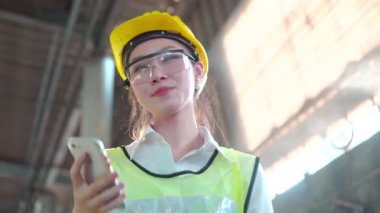 İşteyken cep telefonu kullanan bir imalatçı. İşi kontrol eden Asyalı işçi. Cep telefonu kullanan mühendis ve Akıllı Mühendislik telefonda konuşuyor..