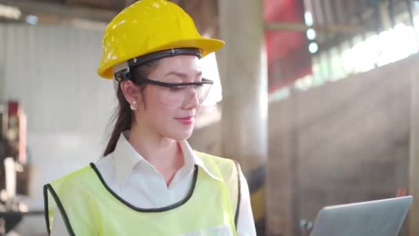 Produktionsarbeiter Bei Der Arbeit Mit Einem Tablet Computer Asiatischer Arbeiter — Stockvideo
