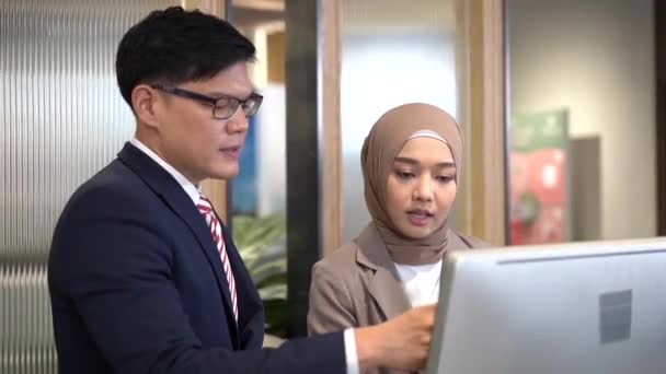 Manager Moslim Personeel Aan Het Trainen Manager Werknemer Discussiëren Werken — Stockvideo