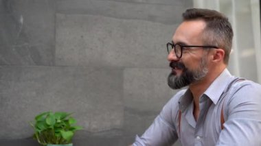 Genç iş adamı bir fincan kahve içer..