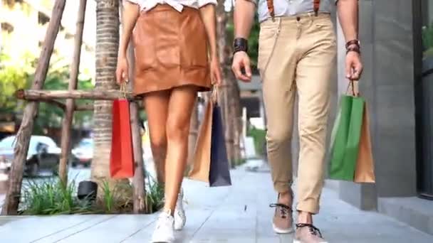 Hipsters Men Women Walking Sidewalk Shopping Bags — Αρχείο Βίντεο