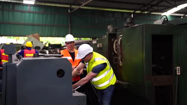 Arbeiter Mit Schutzhut Einer Fabrik Das Engineering Kümmert Sich Die — Stockvideo