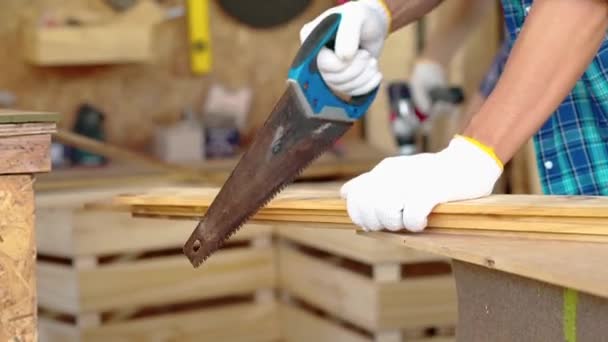 Carpinteiros Trabalham Numa Fábrica Madeira Carpinteiro Está Serrando Cortando Madeira — Vídeo de Stock