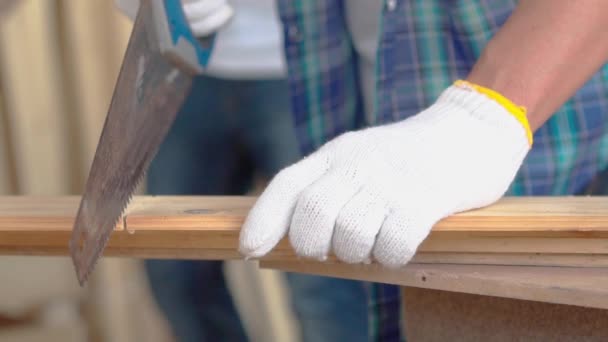 Carpinteiros Trabalham Numa Fábrica Madeira Carpinteiro Está Serrando Cortando Madeira — Vídeo de Stock