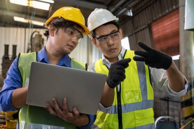 Mühendisler ve yetenekli teknisyenler makineleri koruyor. Profesyonel teknisyenler endüstriyel santrallerde bilgisayar kontrolü yapıyorlar..