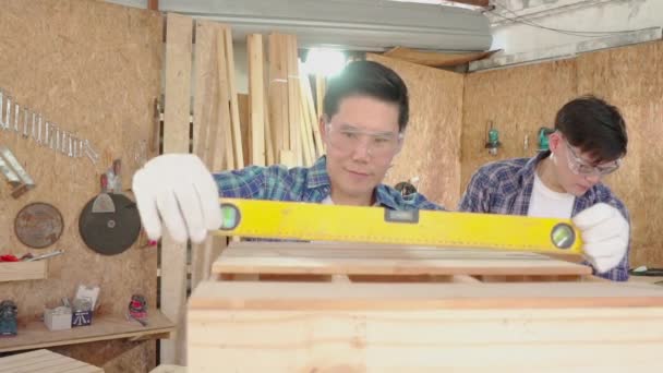 Los Carpinteros Trabajan Una Fábrica Madera Carpenter Está Usando Medidor — Vídeos de Stock