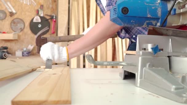 大工は木材をトリミングするためにハンマーを使用しています — ストック動画
