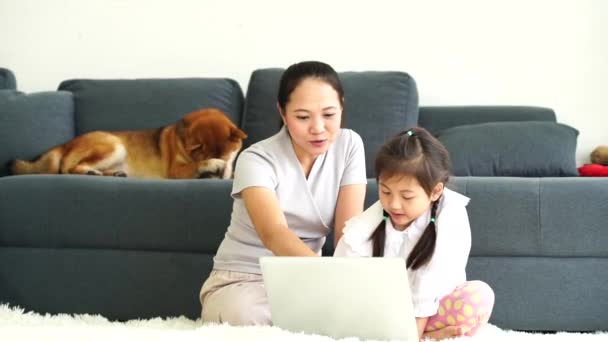 Mor Och Dotter Som Använder Datorer Vardagsrummet Med Shiba Inu — Stockvideo
