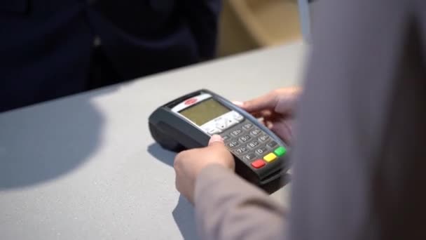 Contactloze Betaling Zakenman Gebruikt Creditcards Jonge Vrouwelijke Werknemers Betalen — Stockvideo