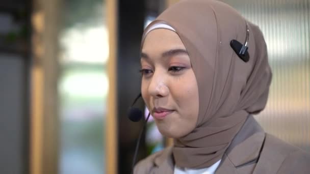 Muslimska Människor Muselman Kvinna Arbetare Användande Datorer Och Headset Glad — Stockvideo