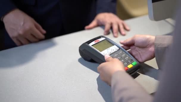 Pagamento Sem Contacto Empresário Usa Cartões Crédito Para Pagar Por — Vídeo de Stock