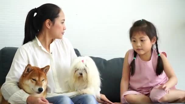 Ensamstående Mor Med Sin Dotter Ett Vardagsrum Med Brun Shiba — Stockvideo