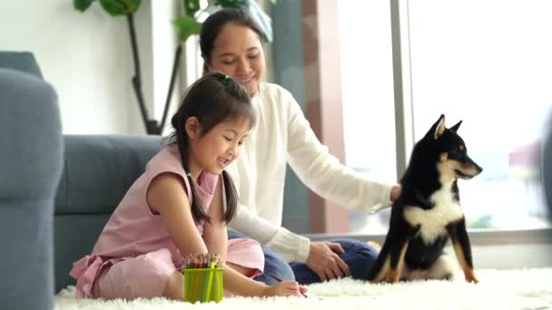 Mor Och Dotter Gör Läxor Vardagsrummet Med Shiba Inu — Stockvideo