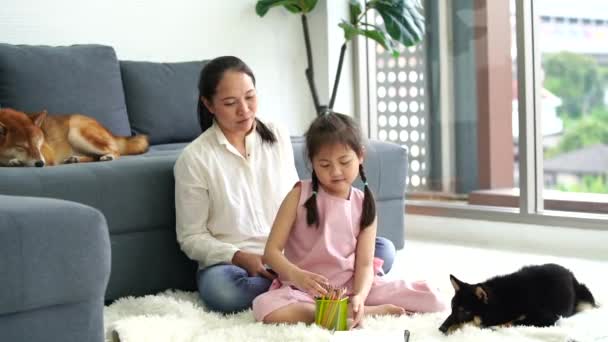 Ensamstående Mor Med Sin Dotter Ett Vardagsrum Med Brun Shiba — Stockvideo