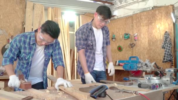 大工は飛行機を使っている 木工工場でプランナーを使用する男性大工 — ストック動画