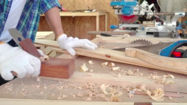 Carpinteiro Está Usando Uma Plaina Carpinteiro Masculino Usando Plaina Oficina — Vídeo de Stock