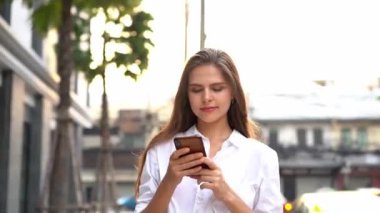 Kahve dükkanında cep telefonu kullanan güzel bir kadın. 