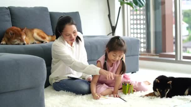 Madre Hija Están Haciendo Tarea Sala Estar Con Shiba Inu — Vídeo de stock