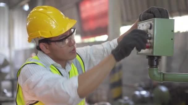 Pracownik Produkcyjny Azjatycki Inżynier Mechaniczny Obsługujący Przemysłową Tokarkę — Wideo stockowe