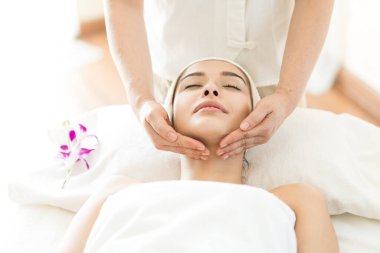 Kafkasyalı genç bir kadın masaj yaptırıyor. Kaplıca dükkanında. Beyaz kız güzellik salonunda el masajıyla rahatlıyor..