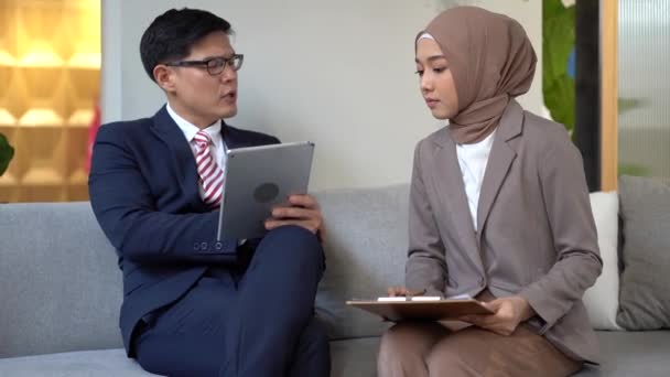 Ung Affärsman Som Pratar Med Muslimsk Sekreterare Affärsman Som Använder — Stockvideo