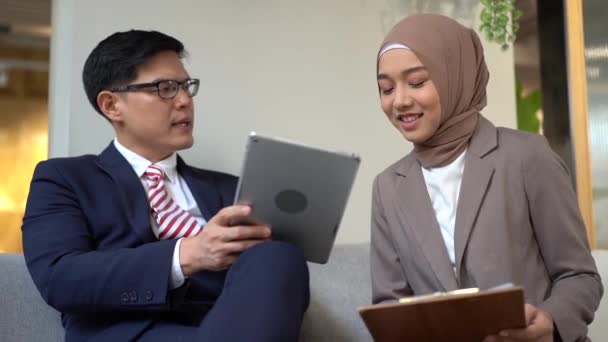 Ung Affärsman Som Pratar Med Muslimsk Sekreterare Affärsman Som Använder — Stockvideo