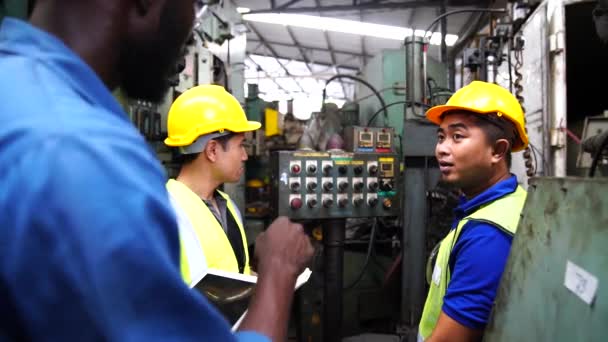 Lavoratori Che Indossano Macchine Comando Cappelli Sicurezza Officina Ingegnere Meccanico — Video Stock