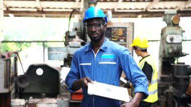 Personel veya teknisyenler eski makinenin işleyişini dizüstü bilgisayardan kontrol ediyorlar..