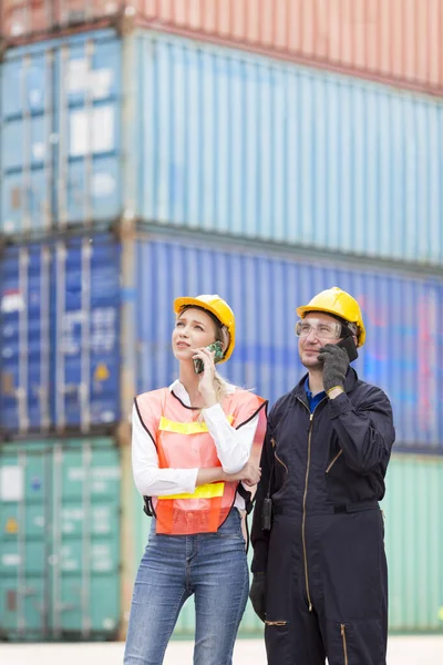 Supervisor Que Lleva Traje Seguridad Está Controlando Movimiento Mercancías Contenedor — Foto de Stock