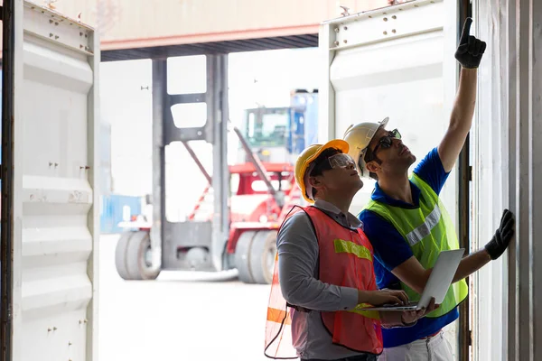 Foreman Ellenőrzi Konténert Foreman Munkatársai Kinyitják Konténereket Hogy Ellenőrizzék Készletet — Stock Fotó