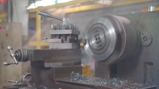 工場で電気のこぎりで金属を切断するプロセス 工場の旋盤機械は — ストック動画
