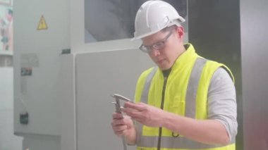 Profesyonel teknisyenler ve mühendisler çelik üzerine çalışan sanayi tesislerinde çalışıyorlar. Fabrika atölyesinde çalışan değirmen makinesi operatörü.