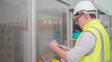 Profesyonel teknisyenler ve mühendisler çelik üzerine çalışan sanayi tesislerinde çalışıyorlar. Fabrika atölyesinde çalışan değirmen makinesi operatörü.