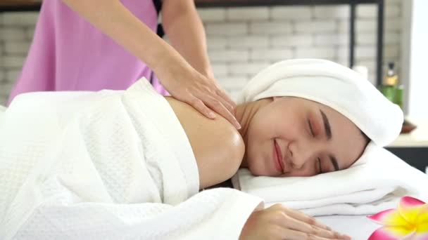 Young Woman Spa Procedure Spa Room Woman Relaxing Bed Spa — Stock Video