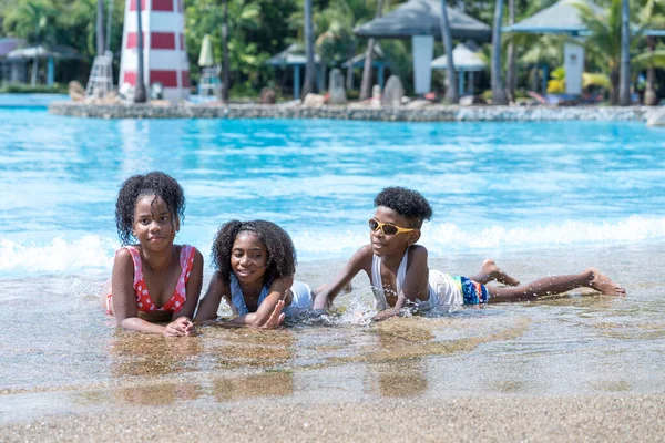 Enfants Jouant Dans Parc Aquatique Enfants Vacances — Photo