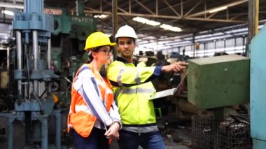 Mühendisler ve yetenekli teknisyenler makineleri koruyor. Mühendisler endüstriyel alanda çalışıyor ve makineleri tamir ediyorlar. Elinde kerpeten tutan teknisyen. Metal Vernier kalibresini ölçekle.