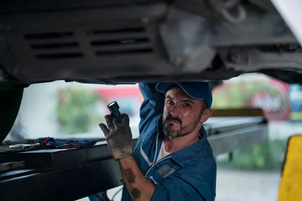 Biltjänster Och Småföretagskoncept Mekaniker Reparerar Bilen Verkstaden Garage — Stockfoto