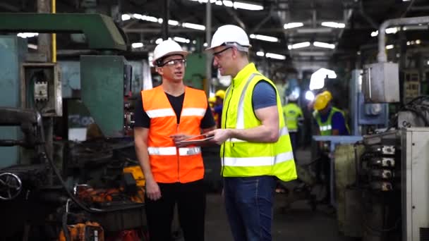 Les Ingénieurs Travaillent Réparent Des Machines Dans Industrie Technicien Tenant — Video