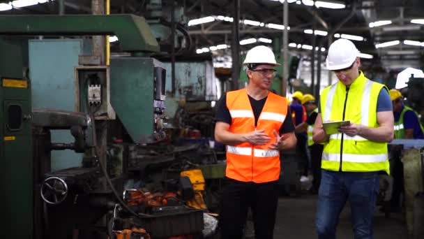 Engenheiros Estão Trabalhando Reparando Máquinas Industrial Técnico Segurando Alicate Medição — Vídeo de Stock