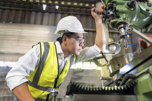 Asyalı Makine Mühendisi Fabrikadaki Ekipmanları Kontrol Ediyor Fabrika Işçileri Atölyede — Stok fotoğraf