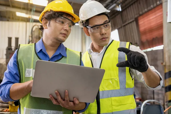 Technik Kluczem Laptopem Pracownicy Fabryki Korzystający Sprzętu Maszynowego Warsztacie Azjatycki — Zdjęcie stockowe