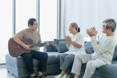 Yaşlı erkekler ve kadınlar oturma odasında gitarla müzik dinliyorlar. Son sınıf arkadaşlarıyla takılırlar, yaşlılarla tanışırlar..